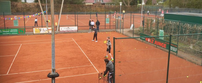 Gelb gegen Weiß: Trotz Schnee gute Stimmung am „Deutschland spielt Tennis“- Tag