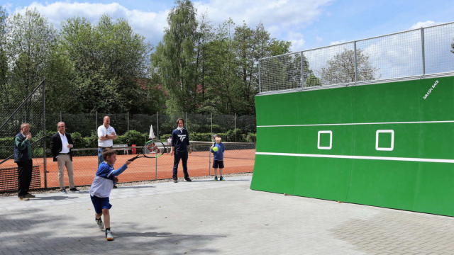 Offizielle Einweihung der Tennis-Ballwand am 24.05.21  2. v.l.: Dr. Frank Intert, Präsident des Tennisverbandes Schleswig