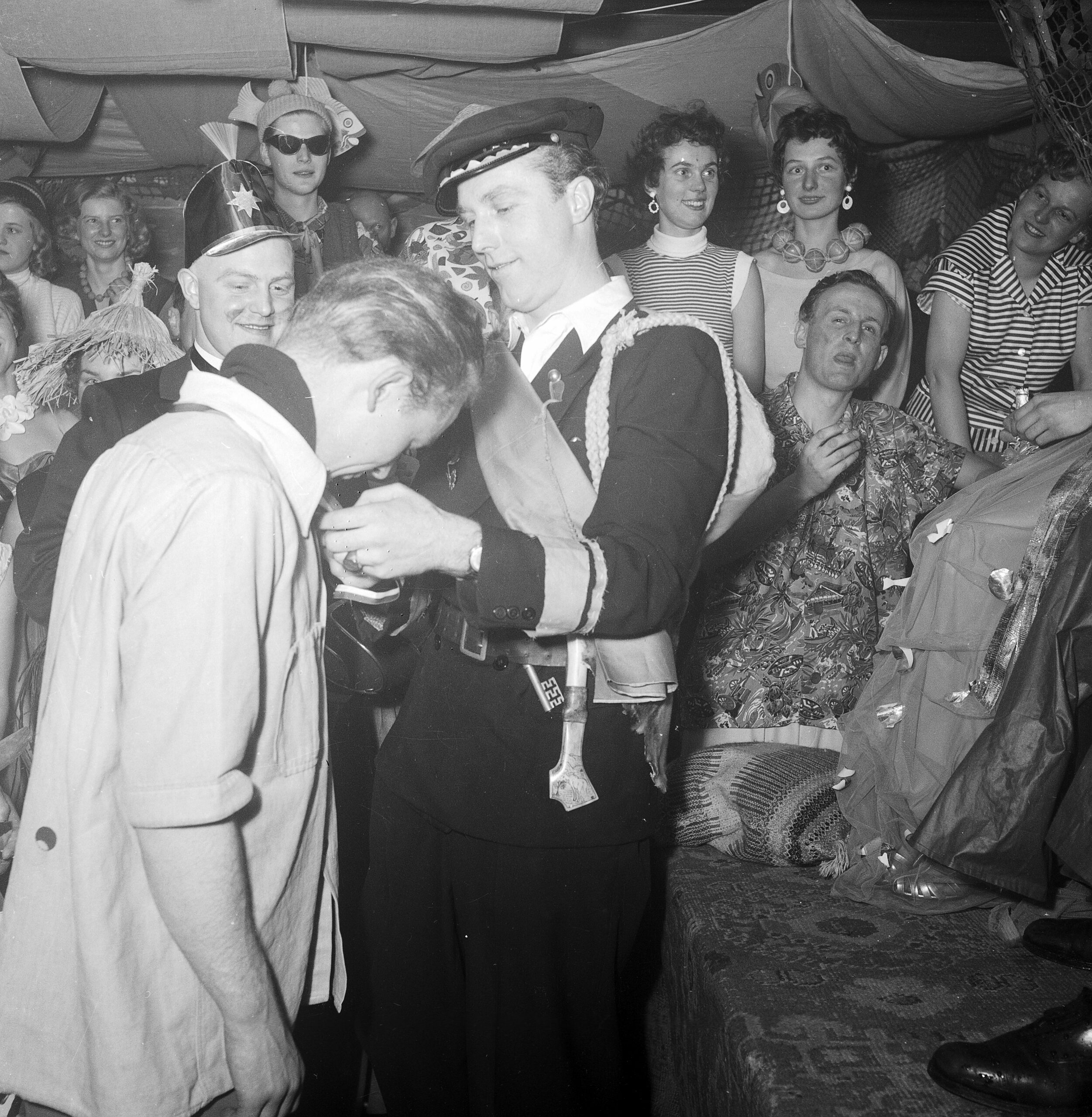 Foto_Koop_L128_Lawn_Tennis_Club_Unterwasserzelt_Kostümfest_1955_02_JPG