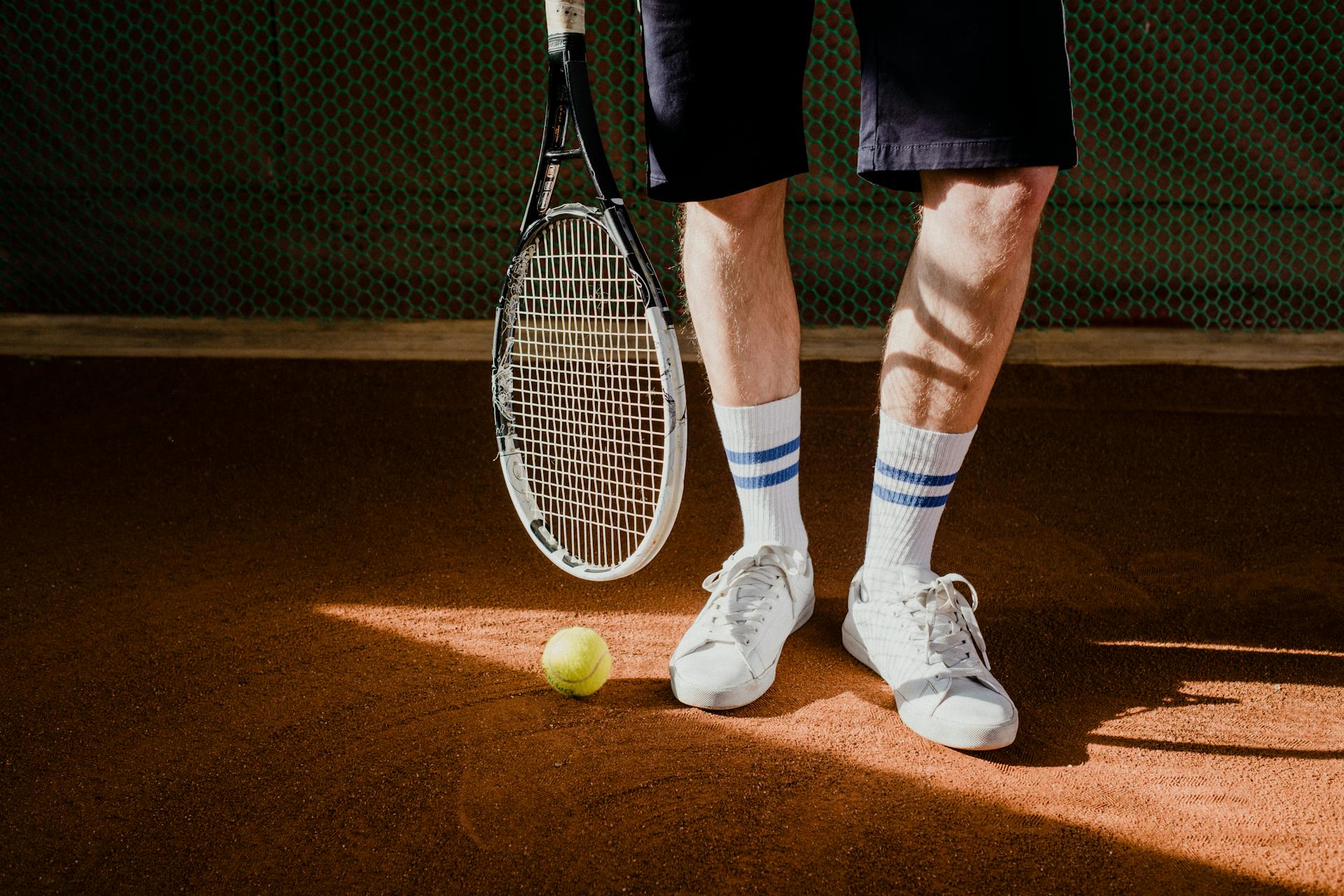 Foto von cottonbro studio: https://www.pexels.com/de-de/foto/beine-tennis-spieler-schlager-5739111/